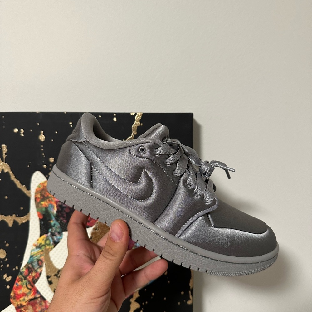 Jordan Air 1 Low Method of Make 'Satin Grey woman size 8.5